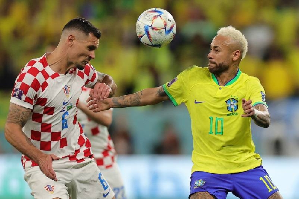 Neymar bersaing dengan pertahanan Croatia, Dejan Lovren dalam aksi suku akhir Piala Dunia 2022 di Stadium Education City sebentar tadi. - Foto: EPA