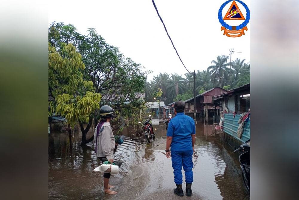 Pasukan APM Hilir Perak melakukan pemantauan di lokasi banjir sekitar Langkap pada Sabtu. - Foto APM