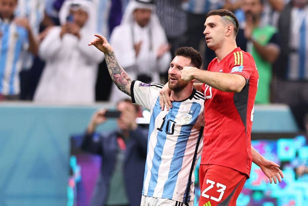 Martínez (kanan) dan Messi selepas perlawanan Argentina menentang Belanda pada suku akhir Piala Dunia Qatar 2022 di Stadium Lusail pada Sabtu. - Foto Agensi