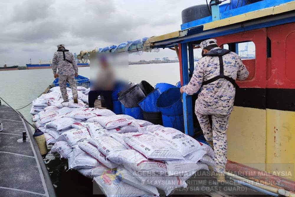 Maritim Selangor menahan sebuah bot nelayan tempatan yang beroperasi ketika lesen tamat tempoh di perairan Pelabuhan Utara pada Jumaat.