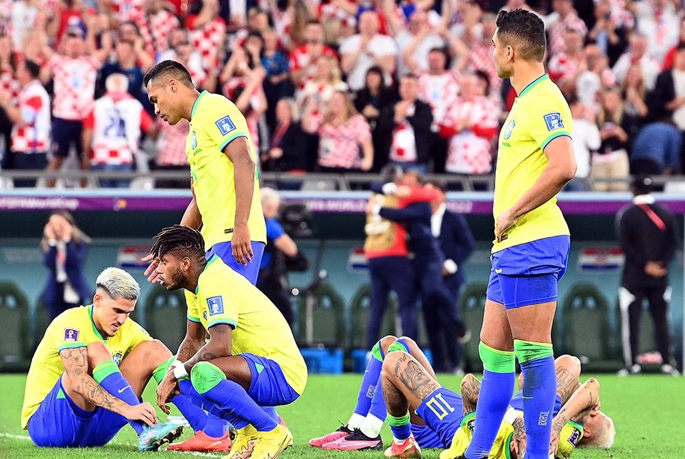 Pemain Brazil kecewa selepas tewas penalti kepada Croatia.