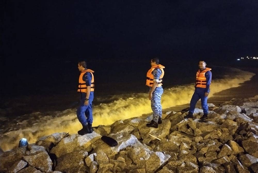 Anggota APM memantau keadaan semasa susulan fenomena air pasang besar di Pantai Miami, Seberang Takir. - Foto APM