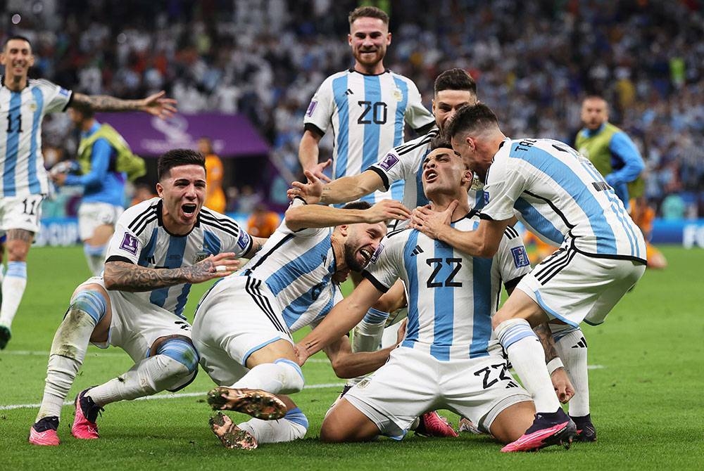 Lautaro Martinez (dua dari kanan) meraikan jaringan bersama pemain Argentina lain selepas menjaringkan gol semasa penentuan penalti perlawanan suku akhir Piala Dunia Qatar 2022, menentang Belanda di Stadium Lusail. - Foto EPA