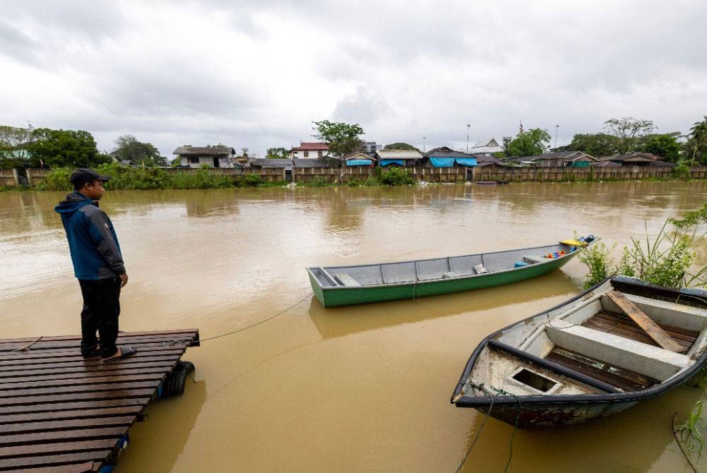 Bacaan paras air sungai Golok iaitu 9.35 meter melepasi paras bahaya pada jam 12.45 tengah hari Sabtu. - Foto Bernama