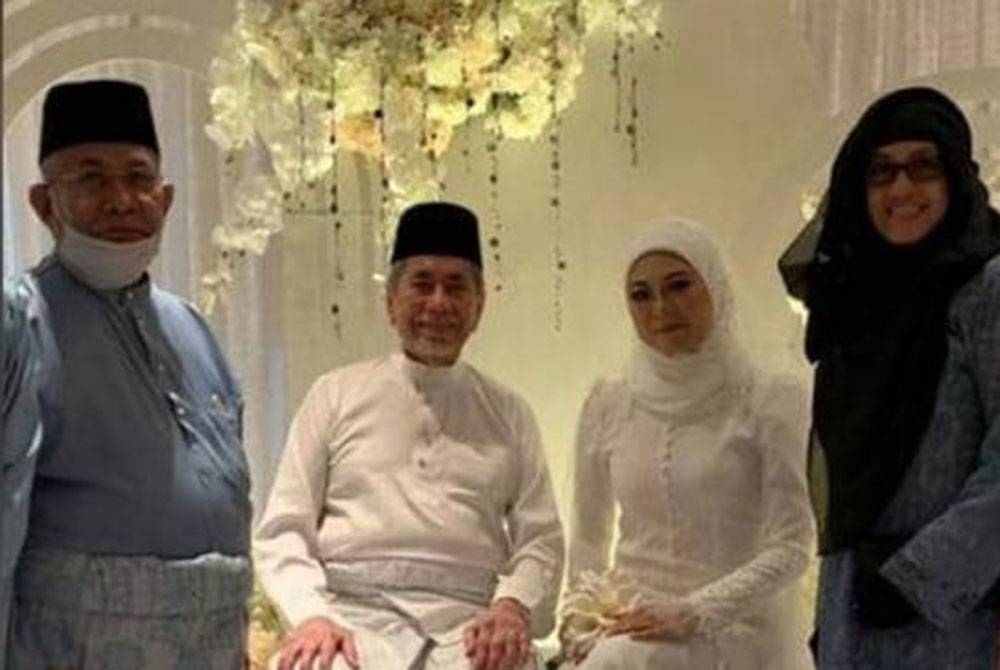 Tular gambar perkahwinan Wan Junaidi dan pasangan selepas akad nikah yang dipercayai berlangsung baru-baru ini. - Foto ihsan pembaca