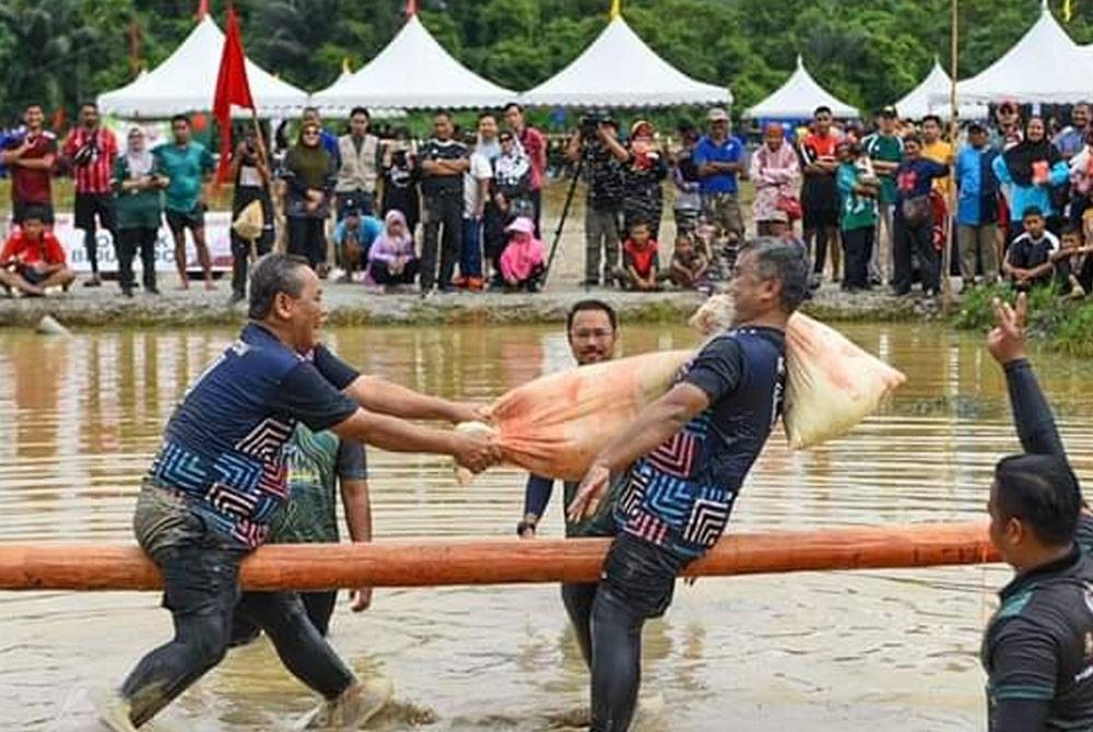 Aminuddin (kiri) ketika menyertai salah satu aktiviti pada program tersebut. - Foto YAB Aminuddin Harun