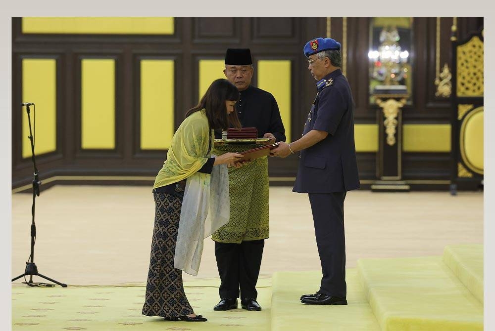 Yang di-Pertuan Agong Al-Sultan Abdullah Ri’ayatuddin Al-Mustafa Billah Shah berkenan mengurniakan surat cara pelantikan jawatan sebagai Timbalan Menteri Komunikasi dan Digital kepada Teo Nie Ching. - Foto Bernama