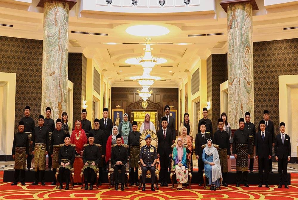 Yang di-Pertuan Agong Al-Sultan Abdullah Ri’ayatuddin Al-Mustafa Billah Shah berkenan bergambar bersama anggota Jemaah Menteri selepas Istiadat Pengurniaan Surat Cara Pelantikan dan Istiadat Mengangkat Sumpah Jawatan dan Setia serta Sumpah Simpan Rahsia Timbalan Menteri Persekutuan di Istana Negara, pada Sabtu. - Foto Bernama.