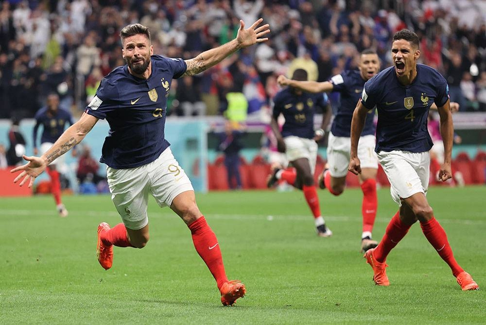 Giroud meraikan jaringannya bersama Raphael Varane (kanan) selepas menjaringkan gol semasa aksi suku akhir Piala Dunia Qatar 2022, England menentang Perancis di Stadium Al Bayt, Al Khor. FOTO: EPA