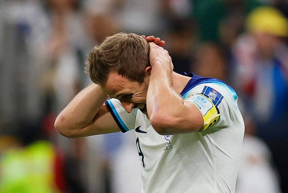 Kane kecewa gagal menyempurnakan sepakan penalti untuk menyamakan kedudukan ketika England tewas 1-2 kepada Perancis pada aksi suku akhir Piala Dunia Qatar pada Ahad. - Foto EPA