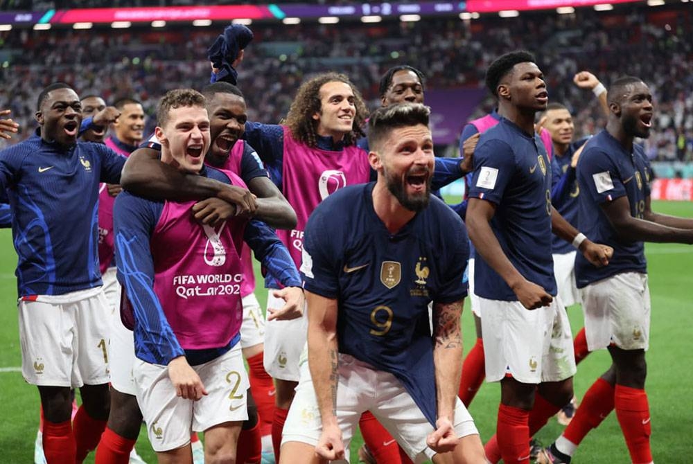 Giroud (depan) bersama rakan sepasukan meraikan kejayaan Perancis mara ke separuh akhir Piala Dunia Qatar. - Foto EPA