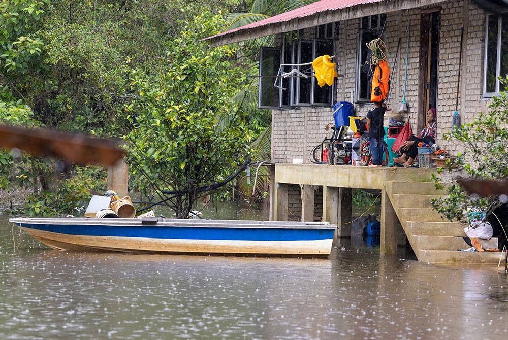 Penduduk Kampung Tersang yang tinggal berdekatan Sungai Golok mengambil langkah berjaga-jaga selepas hujan lebat sejak tiga hari lalu. - Foto Bernama