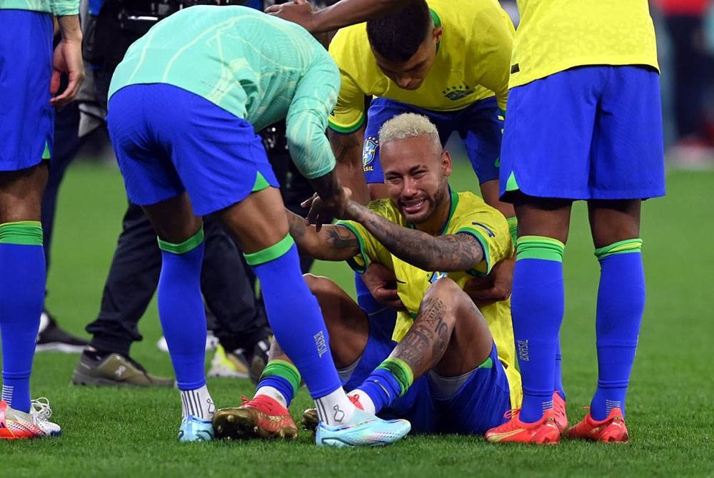 Neymar (duduk, tengah) menangis setelah Brazil gagal mara ke separuh akhir Piala Dunia Qatar 2022. - Foto EPA