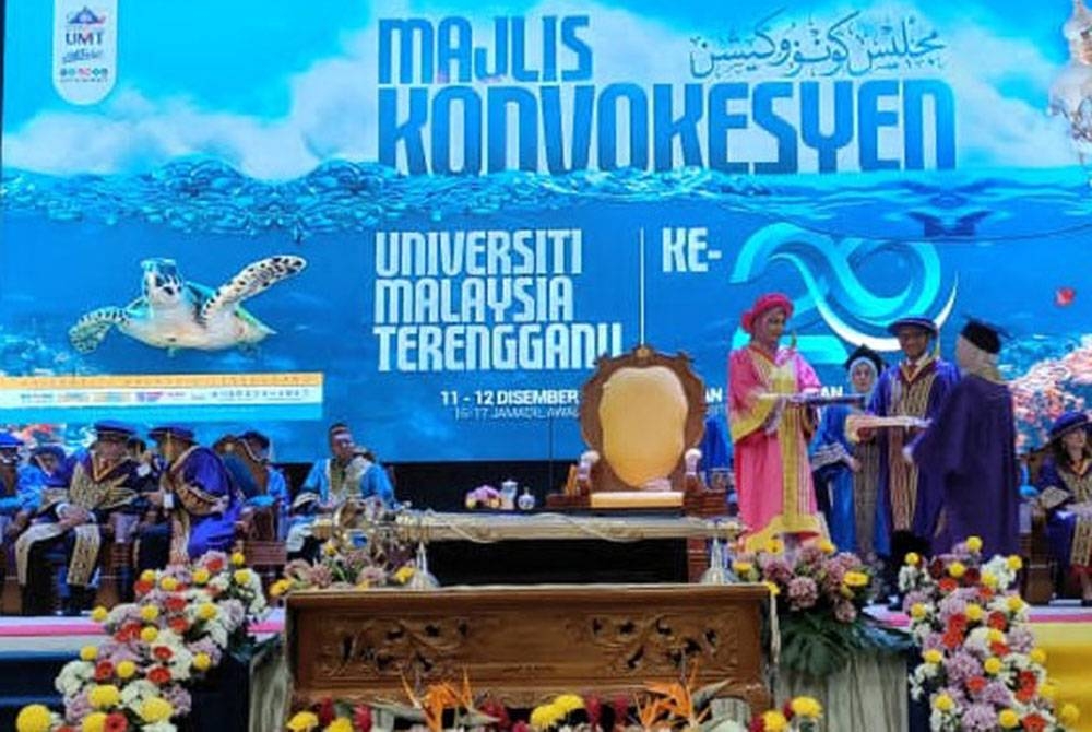 Canselor UMT, Sultanah Nur Zahirah berkenan menyampaikan skrol kepada graduan pada Majlis Konvokesyen UMT ke-20 Tahun 2022.