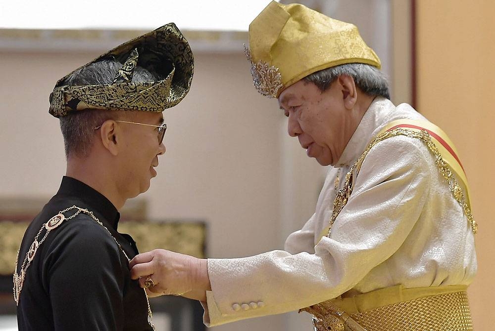 Sultan Selangor Sultan Sharafuddin Idris Shah (kanan) berkenan menyampaikan Darjah Kebesaran Seri Paduka Mahkota Selangor (S.P.M.S.) (Darjah Kelas Pertama) yang membawa gelaran Datuk Seri kepada Menteri Perdagangan Antarabangsa dan Industri Tengku Datuk Seri Utama Zafrul Tengku Abdul Aziz (kiri) pada Istiadat Pengurniaan Darjah dan Bintang Kebesaran Negeri Selangor sempena menyambut Hari Ulang Tahun Hari Keputeraan Yang ke-77 Duli Yang Maha Mulia Sultan Selangor di Balairung Istana Alam Shah Klang hari ini. - Foto Bernama