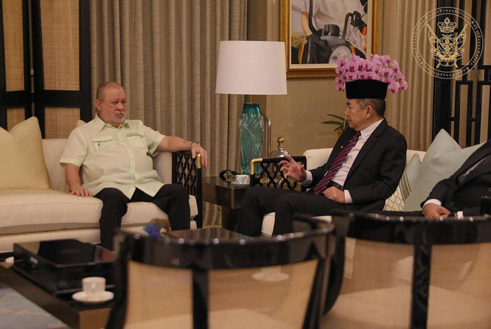 Sultan Johor pada Ahad berkenan menerima menghadap Menteri Perdagangan Dalam Negeri dan Kos Sara Hidup, Datuk Seri Salahuddin Ayub. - Foto: The Royal Johor