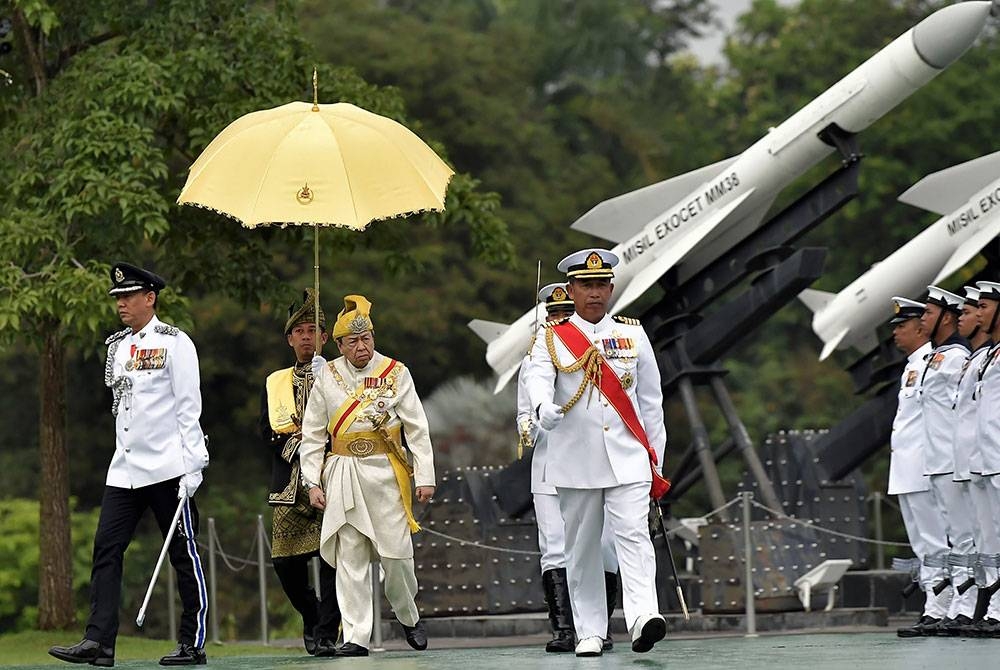 Sultan Selangor Sultan Sharafuddin Idris Shah berkenan berangkat pada Istiadat Pengurniaan Darjah dan Bintang Kebesaran Negeri Selangor sempena menyambut Hari Ulang Tahun Hari Keputeraan Yang ke-77 Duli Yang Maha Mulia Sultan Selangor di Istana Alam Shah Klang hari ini. - Foto Bernama