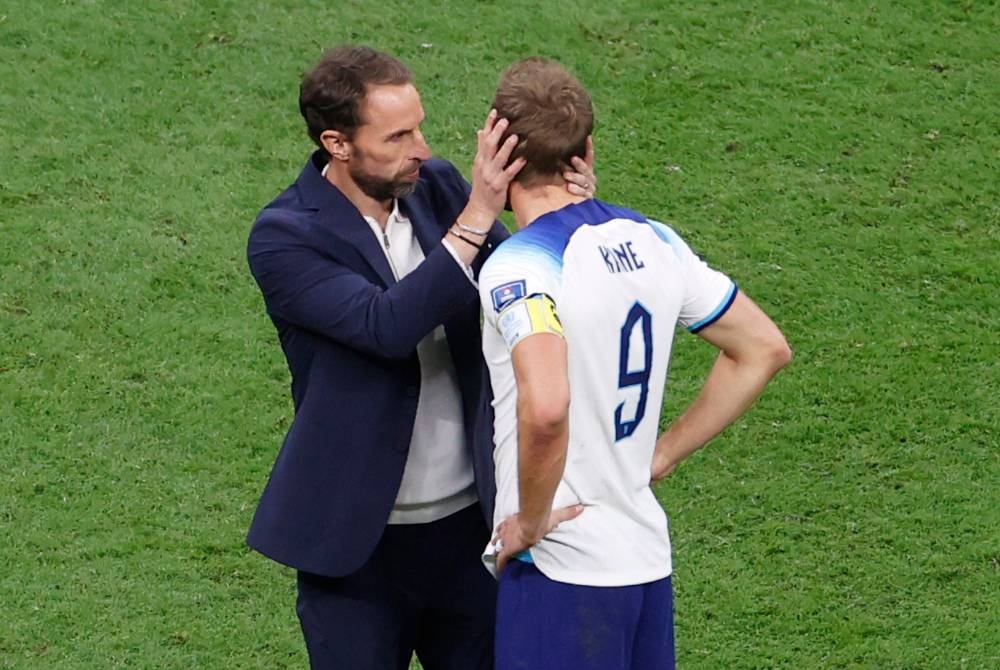 Southgate (kiri) memerlukan masa untuk memikirkan masa depannya selepas England tersingkir daripada saingan Piala Dunia Qatar. - Foto EPA