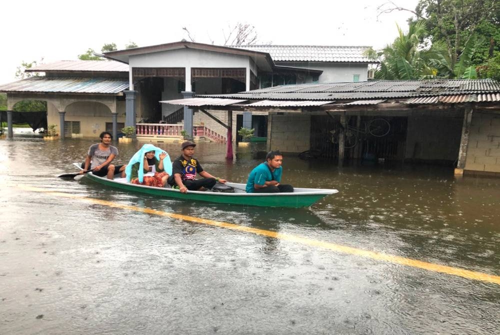 Mangsa banjir di Kampung Kusar, Rantau Panjang berpindah ke PPS.