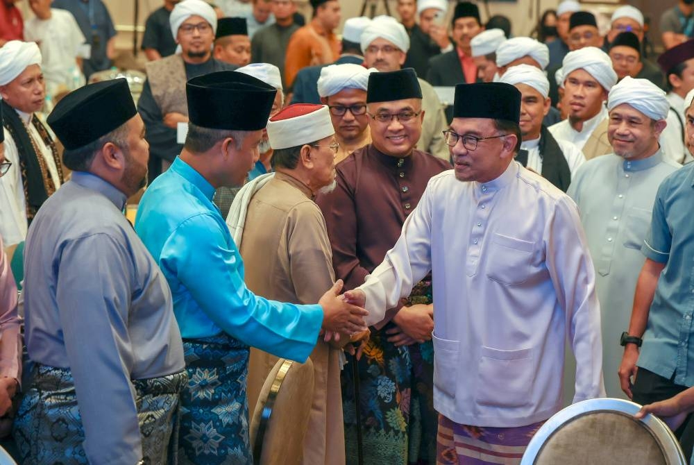 Anwar mengadakan pertemuan mahabbah dengan Ulama dan Asatizah di Seri Perdana, pada Ahad. - Foto Bernama