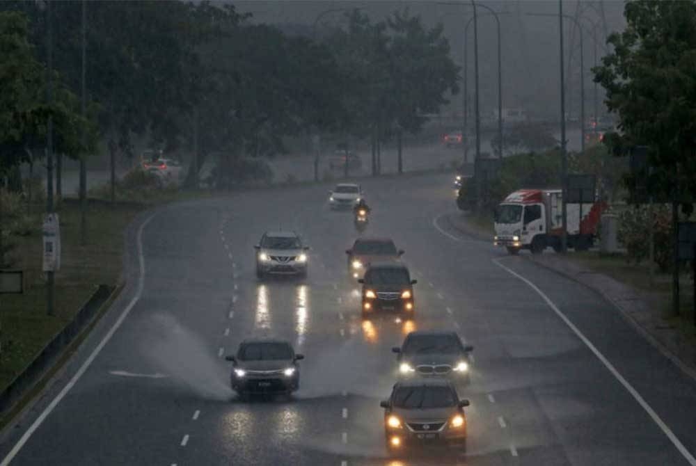 MetMalaysia mengeluarkan amaran ribut petir, hujan lebat dan angin kencang di Terengganu, Pahang dan Johor sehingga jam 2 petang ini. - Foto Bernama