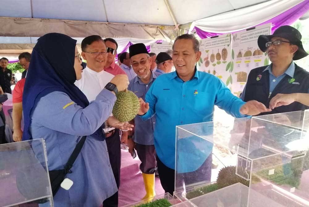 Aminuddin (dua kanan) ketika melawat sekitar pameran pada program itu pada Isnin.