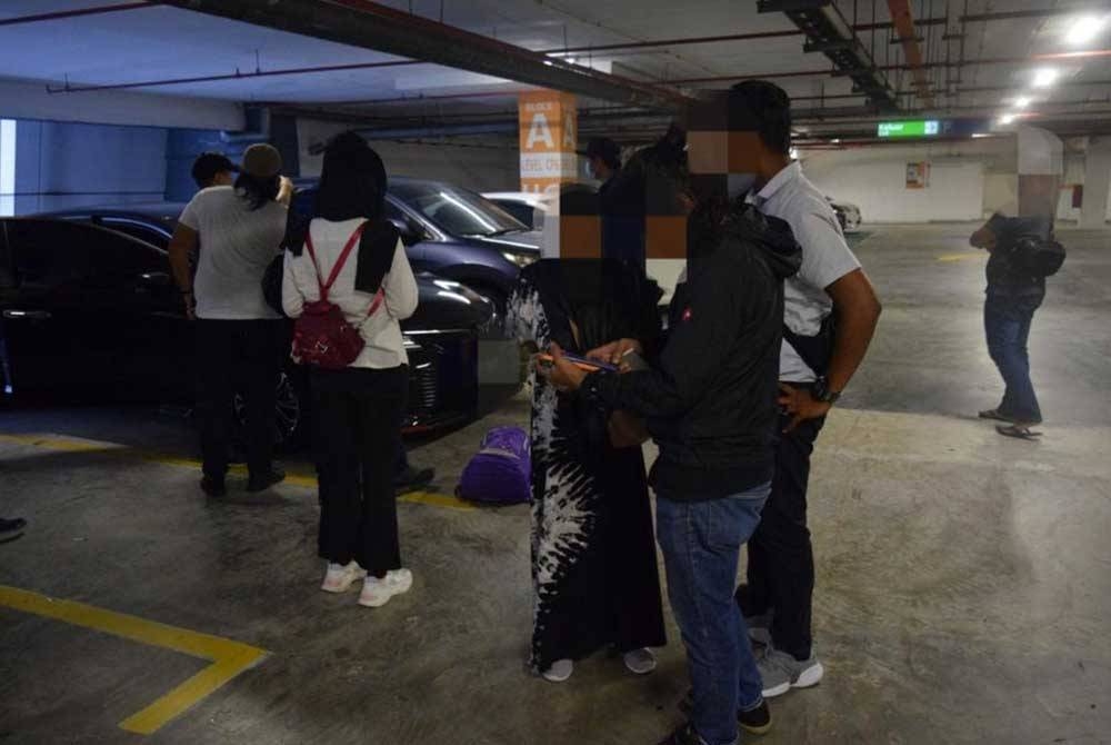 Antara PATI yang ditahan dalam operasi di klia2 pada Jumaat. Foto Imigresen Malaysia.