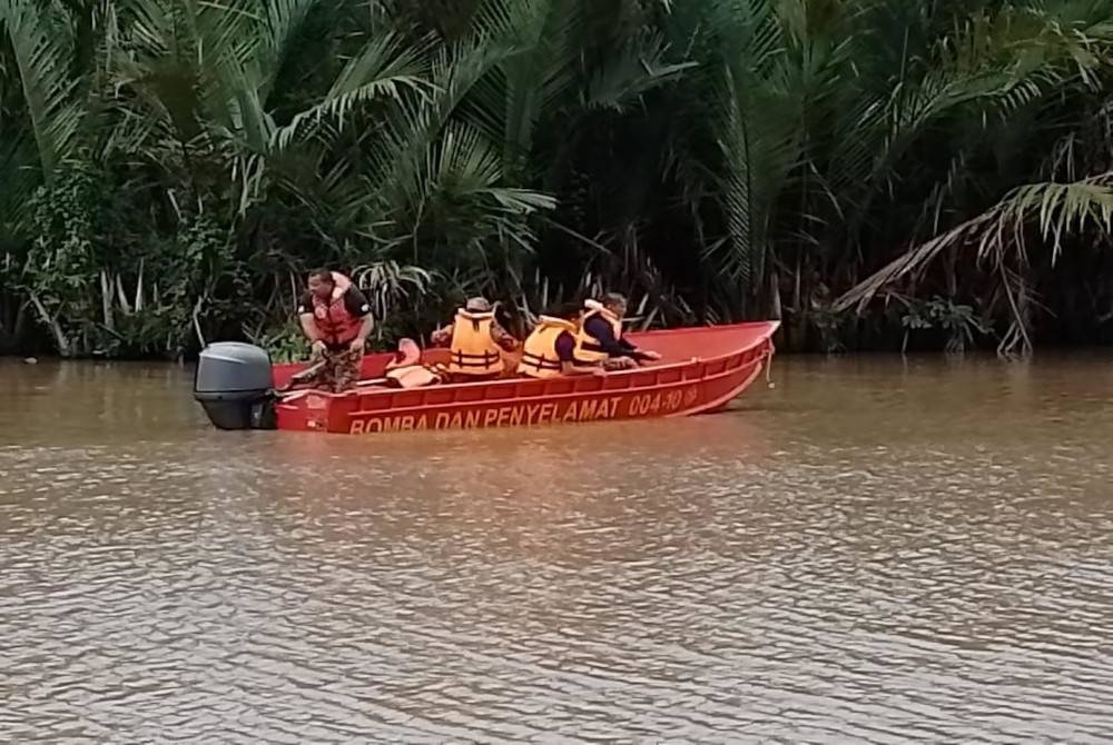 JBPM Kedah menggerakkan operasi mencari dan menyelamat (SAR) mangsa lemas di Sungai Kedah pada Selasa. - Foto JBPM Kedah