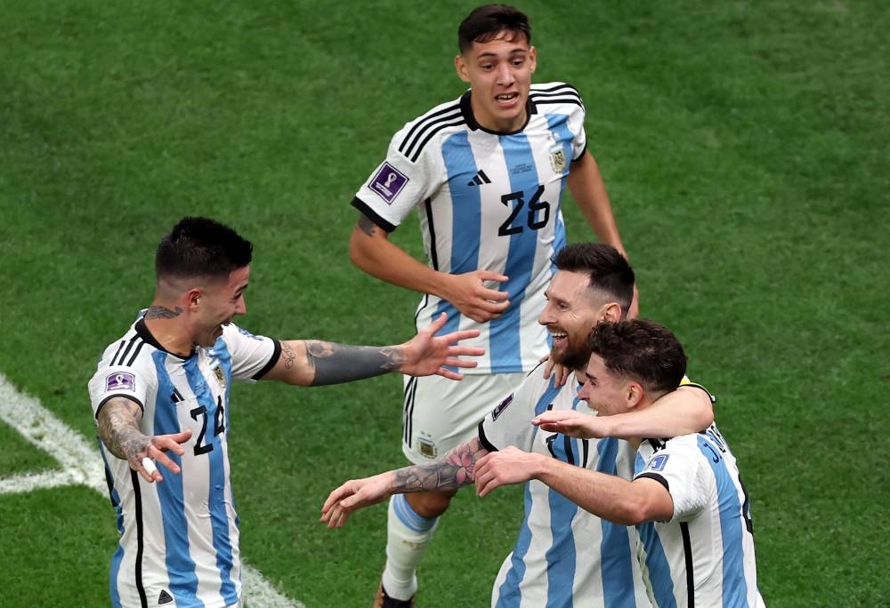 Messi (dua dari kanan) meraikan jaringannya bersama rakan-rakan sepasukannya di Stadium Lusail pada awal pagi Rabu. -Foto: EPA