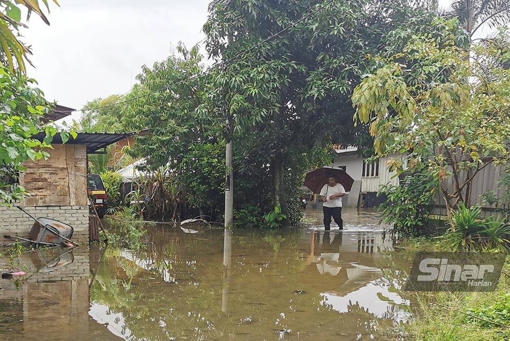 Keadaan kawasan di Kampung Padang Luar, Kuala Ibai di Kuala Terengganu yang dinaiki air akibat masalah sistem saliran dan hujan berterusan.