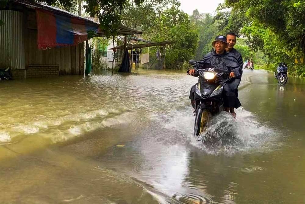 Laluan di Jalan Panglima Bayu - Rantau Panjang - Jeram Perdah dinaiki air dan ditutup kepada kenderaan ringan, pada Rabu.