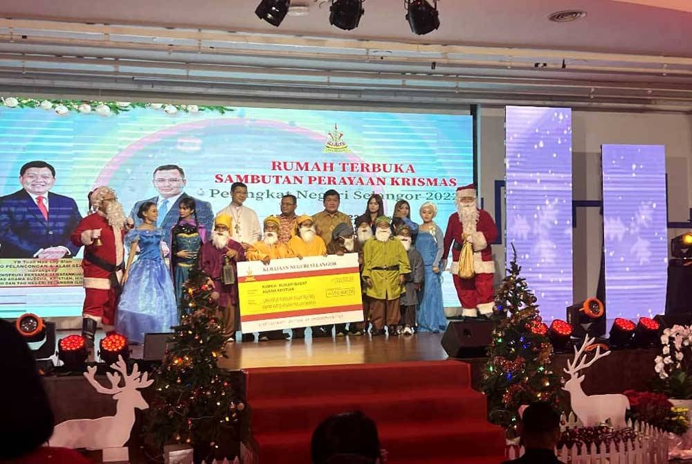 Amirudin menyampaikan sumbangan kepada penerima sempena sambutan Krismas menjelang 25 Disember depan.