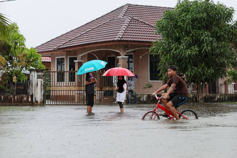 Johor, Kedah, Pahang, Perak dan Pulau Pinang berisiko banjir kilat dalam tempoh 24 jam sekiranya hujan lebat atau ribut petir. - Foto Bernama