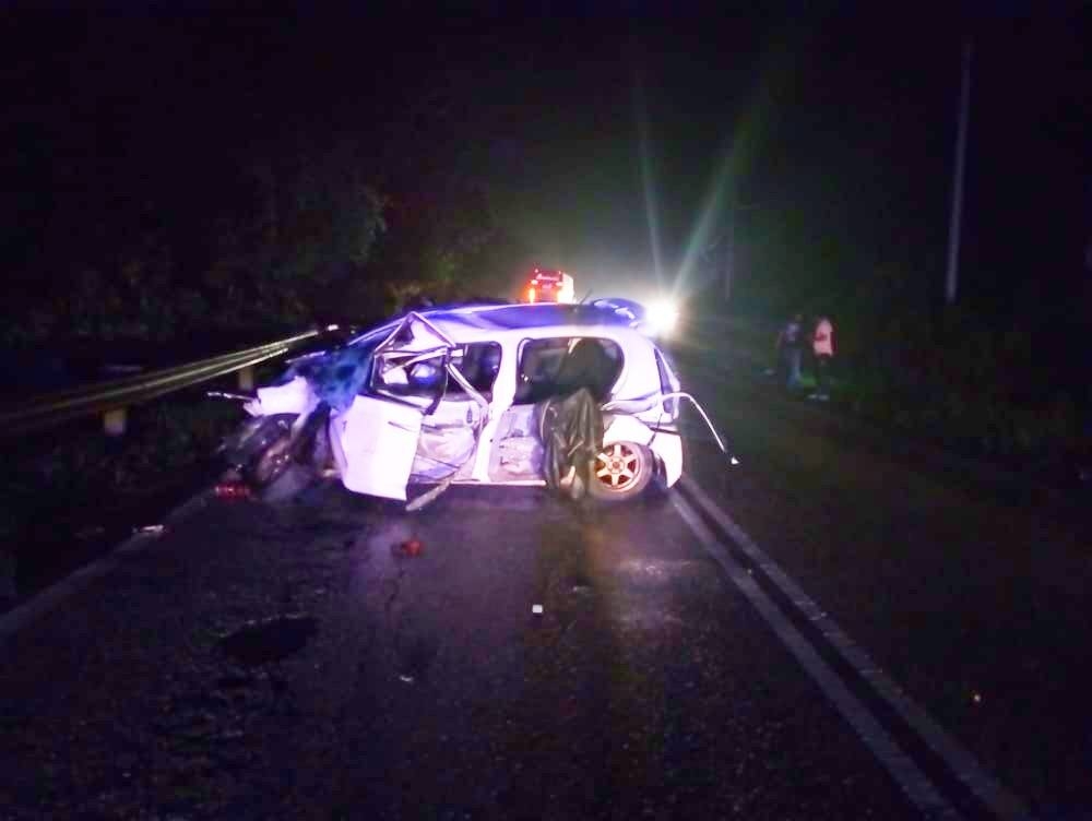 Dua lelaki maut selepas tercampak keluar dari kereta dinaiki mereka yang dipercayai terbabas dan kemudian berlanggar dengan Hilux.