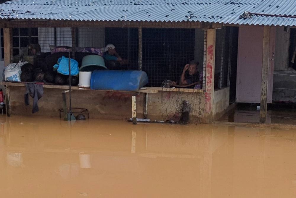 Rumah penduduk di Kampung Kemat, Hulu Terengganu kembali dinaiki air sejak petang Rabu.