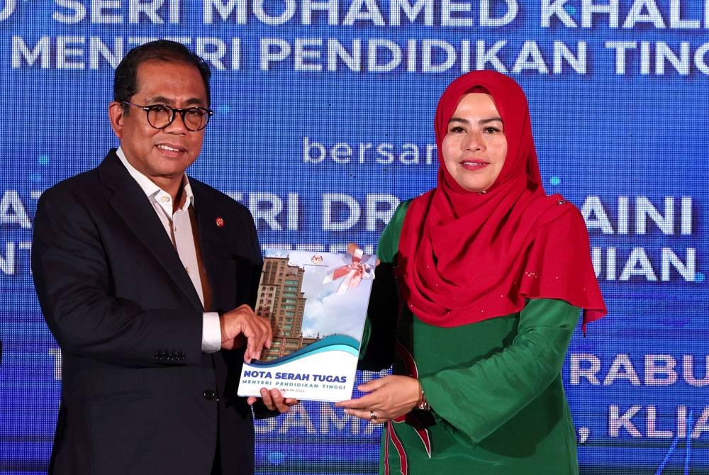 Bekas Menteri Pengajian Tinggi, Datuk Seri Dr Noraini Ahmad (kanan) menyerahkan buku nota serah tugas kepada Mohamed Khaled pada Majlis Apresiasi dan Serah Tugas Menteri Pendidikan Tinggi di sebuah hotel pada Rabu. - Foto Bernama