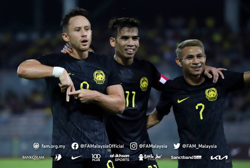 Darren (kiri) menjaringkan satu gol dalam aksi persahabatan Tier 1 di Stadium Bola Sepak Kuala Lumpur pada Rabu. - Foto Facebook FAM