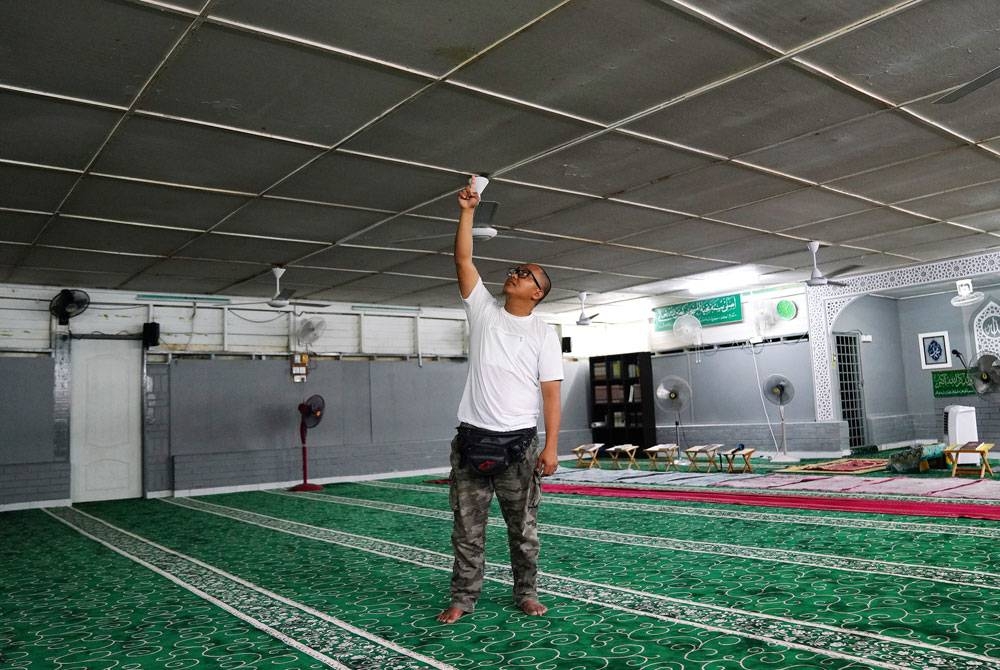 Muhd Jannatul Naim menunjukkan kesan akibat banjir tahun lepas di Surau Al-Hassany.