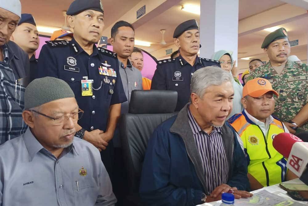 Ahmad Zahid (tengah) semasa sidang akhbar d PPS SK Gual Tok Deh di Rantau Panjang pada Khamis.