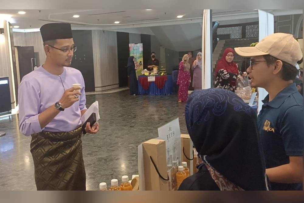 Mohd Fared meninjau gerai pameran usahawan selepas perhimpunan bulanan di Pusat Islam Iskandar pada Khamis.