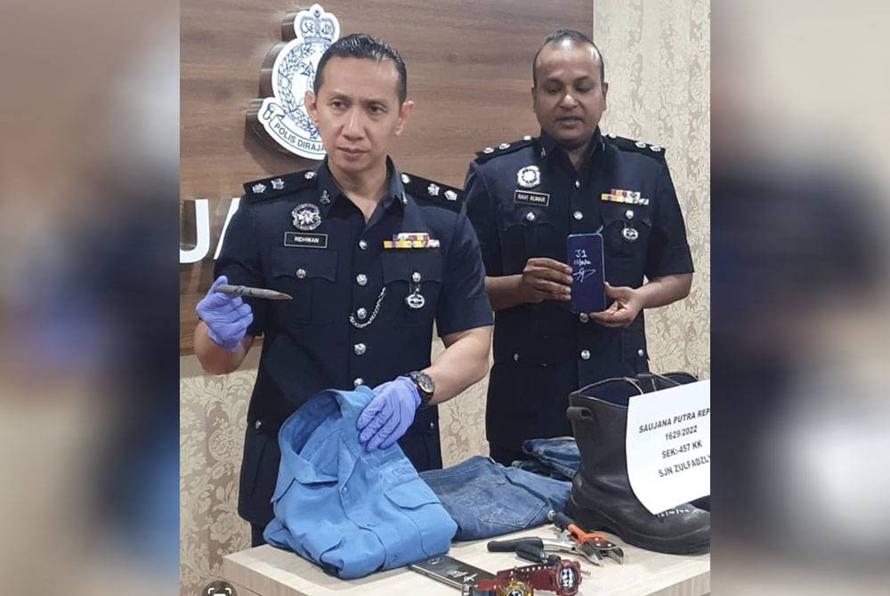 Superintendan Ahmad Ridhwan (kiri) menunjukkan antara peralatan dirampas daripada suspek.