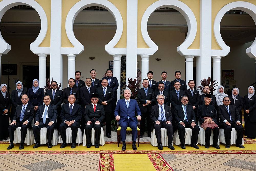 Sultan Perak Sultan Nazrin Shah (depan, tengah) semasa sesi bergambar DI majlis pelancaran buku, Royal Professor Ungku Abdul Aziz Ungku Abdul Hamid’s Vision of Development di Institut Kefahaman Islam Malaysia (IKIM) sempena Forum Antarabangsa IKIM ‘Profesor Diraja Ungku A Aziz, Meluaskan Sempadan Pembangunan’, di sini pada Khamis. - Foto Bernama