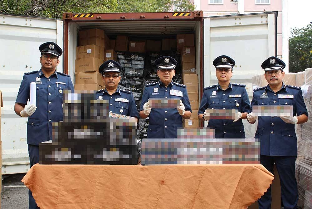 Aidid (tiga dari kanan) menunjukkan sebahagian rokok putih dan minuman keras yang dirampas menerusi serbuan berasingan di sebuah gudang di Rawang dan Pelabuhan Utara, Pelabuhan Klang pada Oktober dan November lalu.