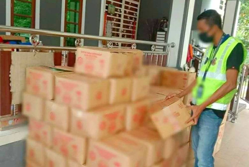 KPDN Kelantan merampas 3,264 kg minyak masak peket yang dipercayai mahu diseludup ke Thailand selepas memberkas pemandu dan dua kelindan lori di Kampung Longgel, Pasir Mas pada Rabu.