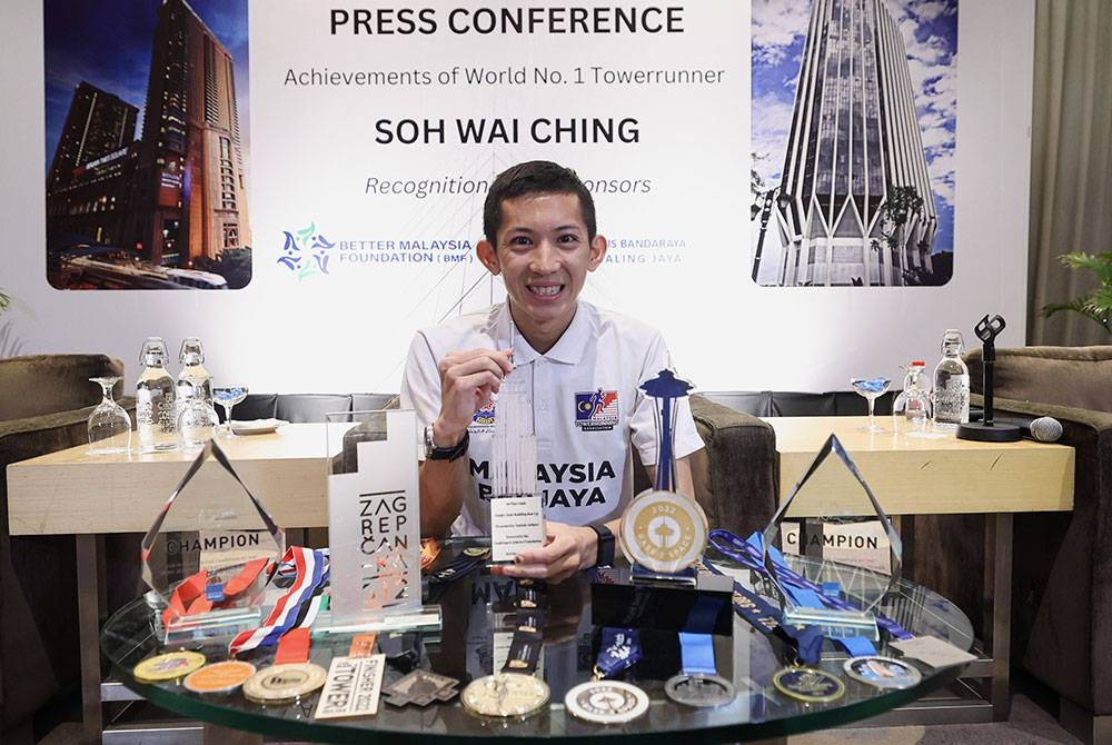 Pelari menara nombor satu dunia Malaysia, Soh Wai Ching menunjukkan pingat dan trofi selepas sidang media &#039;Achievements of World Number One Tower Runner&#039; hari ini. - Foto Bernama