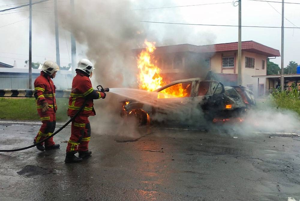 Pasukan bomba berusaha memadamkan kebakaran membabitkan sebuah kenderaan jenis Perodua Bezza selepas bertembung dengan sebuah kenderaan lain dalam kejadian di Kampung Tambalagu, Tuaran pada Khamis.