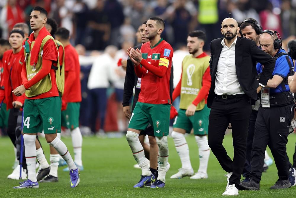 Walid Regragui dan pemain Maghribi memberi reaksi selepas separuh akhir Piala Dunia Qatar 2022 berdepan Perancis di Stadium Al Bayt, Al Khor. - Foto EPA