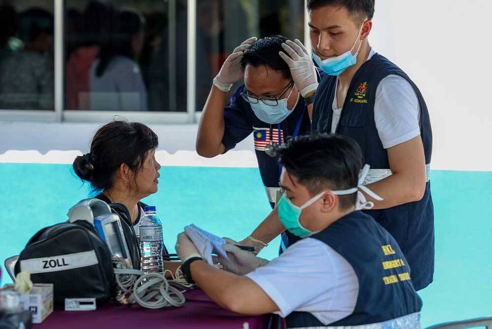 Mangsa tanah runtuh yang berjaya diselamatkan berada di Balai Polis Hulu Yam Bharu dan diberi rawatan oleh pihak Hospital Kuala Lumpur (HKL) selepas dibawa keluar daripada lokasi kejadian tanah runtuh di tapak perkhemahan Father’s Organic Farm dekat jalan menghubungkan Batang Kali dengan Genting Highlands pada Jumaat. - Foto Bernama