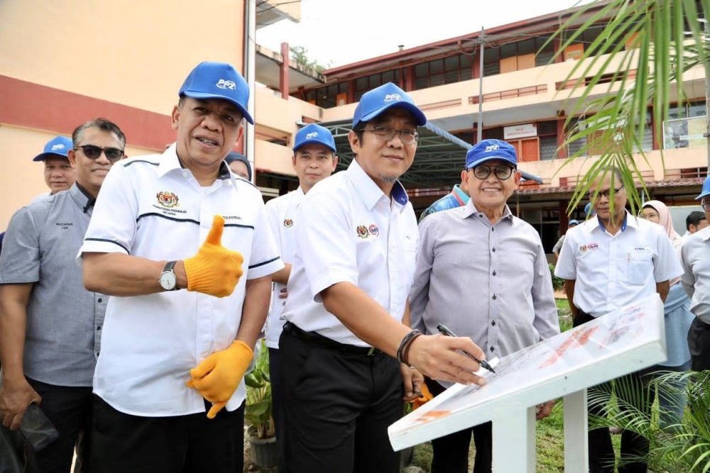 Razali (dua kiri) menurunkan tandatangan simbolik merasmikan tapak pembinaan surau KVERTS.