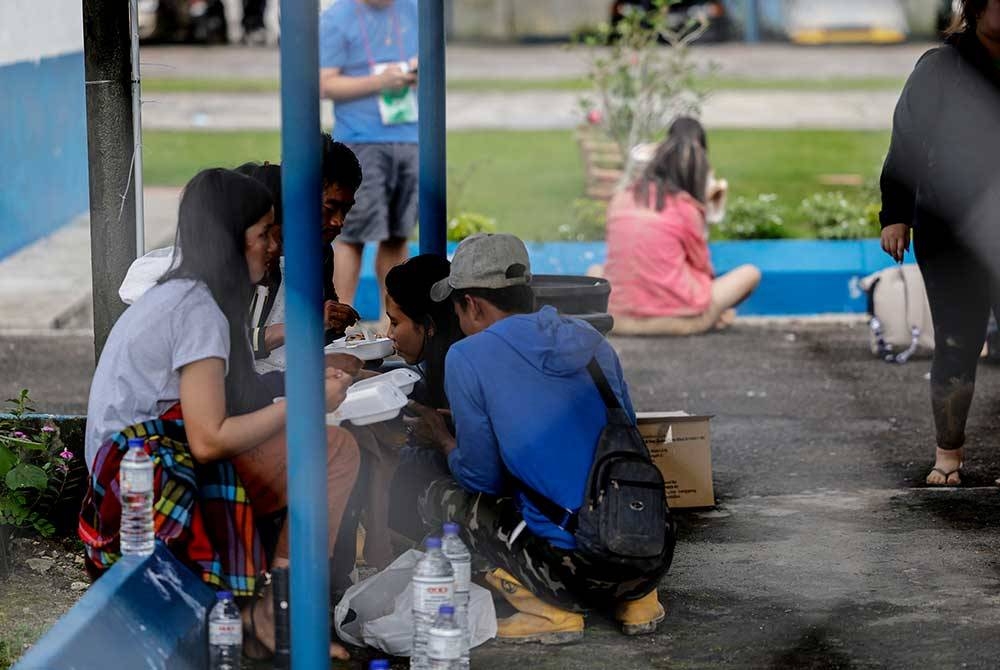 Antara mangsa tanah runtuh yang berjaya diselamatkan tiba di Balai Polis Hulu Yam Bharu selepas dibawa keluar daripada lokasi kejadian tanah runtuh di Father’s Organic Farm, Batang Kali pada Jumaat. - Foto Bernama